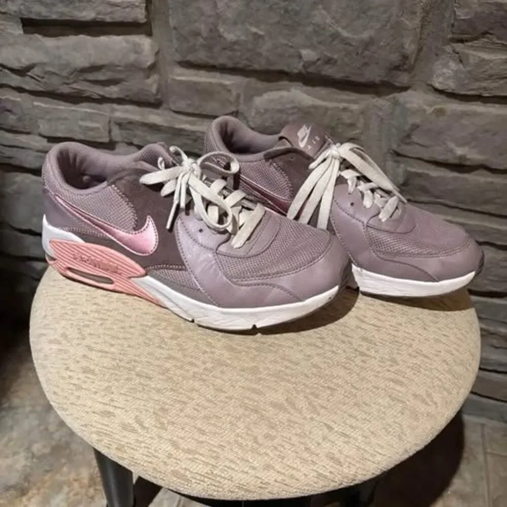 Nike Air Max cd6894-200 Girl Youth Size 6.5Y Condition is Pre-owned.